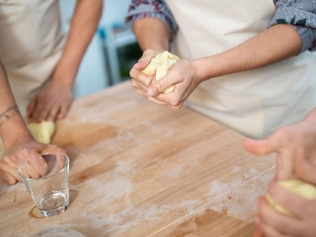 Photos de trois personnes qui façonnent de la pâte sur un plan de travail enfariné