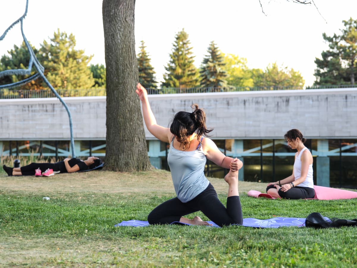 Photo de personnes pratiquant le yoga dans un parc
