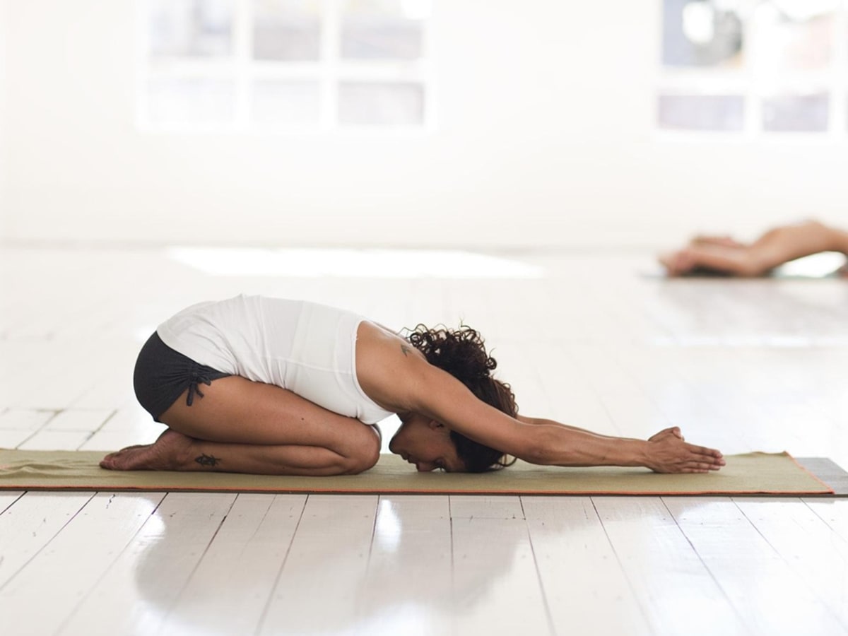 Une personne dans la posture de l'enfant en yoga.