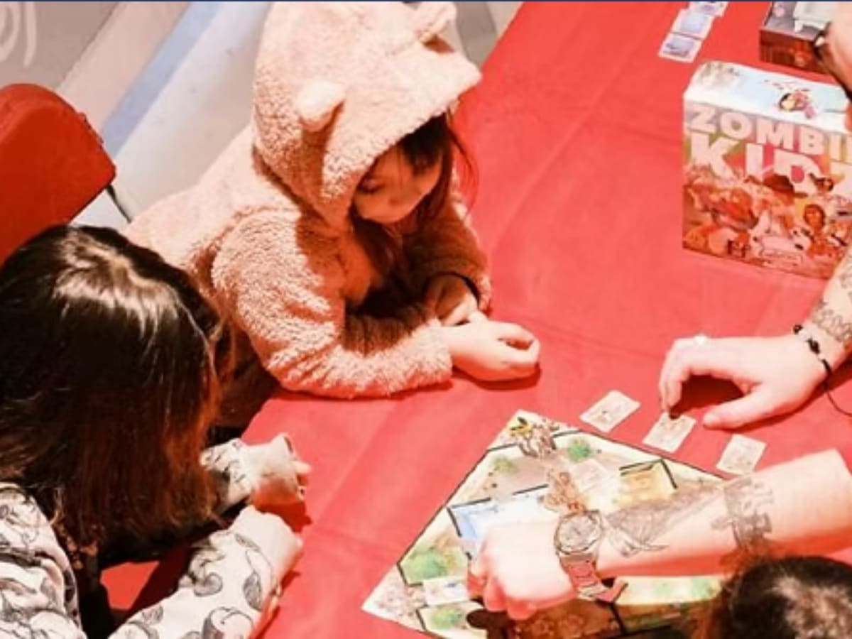 Photo d'enfants jouant à un jeu de société