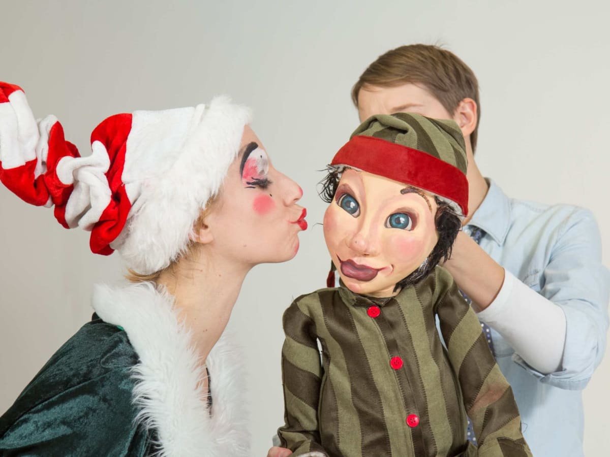 personnage déguisé qui embrasse une marionnette