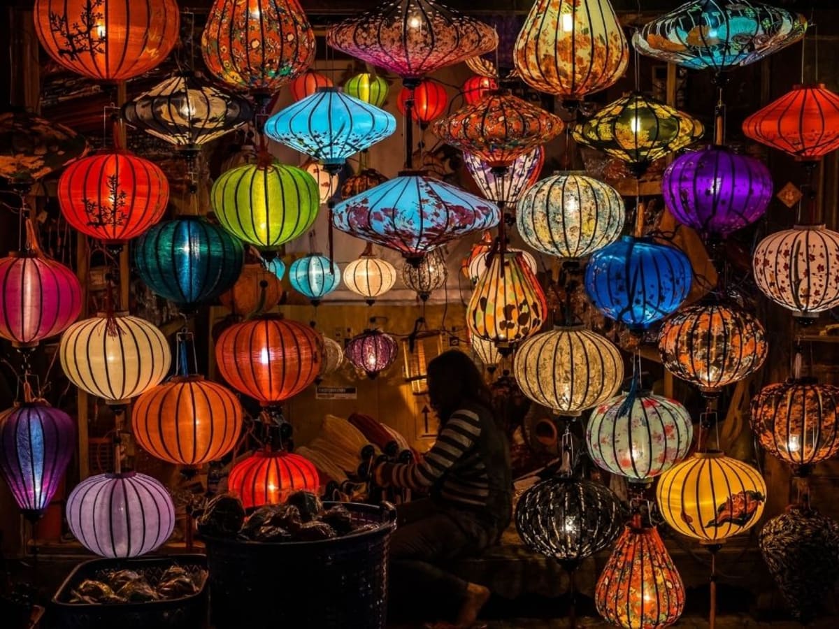 Vue de face de lanternes vietnamiennes aux couleurs variées.