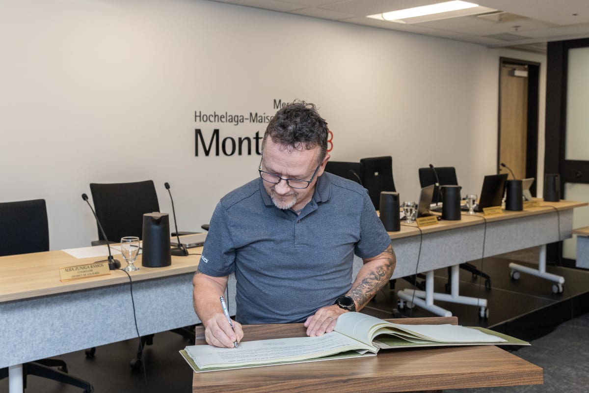 Le Boulot vers...signe le Livre d'or de MHM