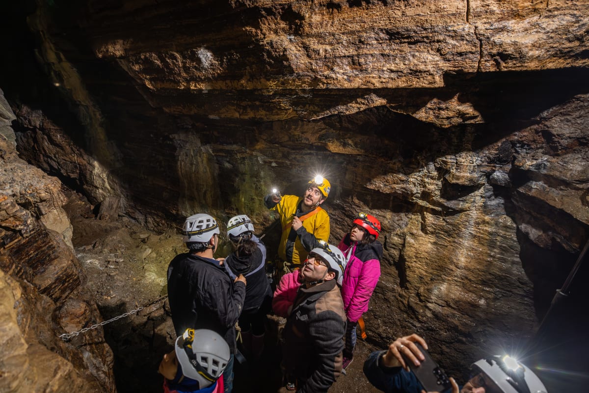 Groupe de personnes dans la caverne de Saint-Léonard