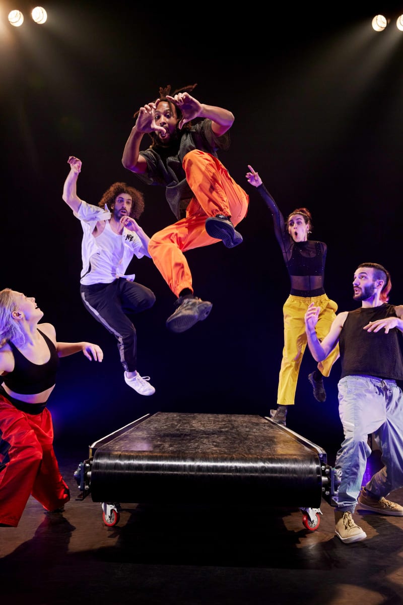 Des danseurs et un tapis roulant.
