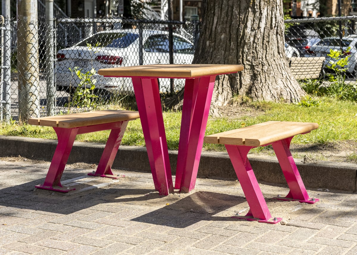 Photos d'une table en bois carrée avec des pieds en métal rose avec deux bancs assortis de part et d'autre