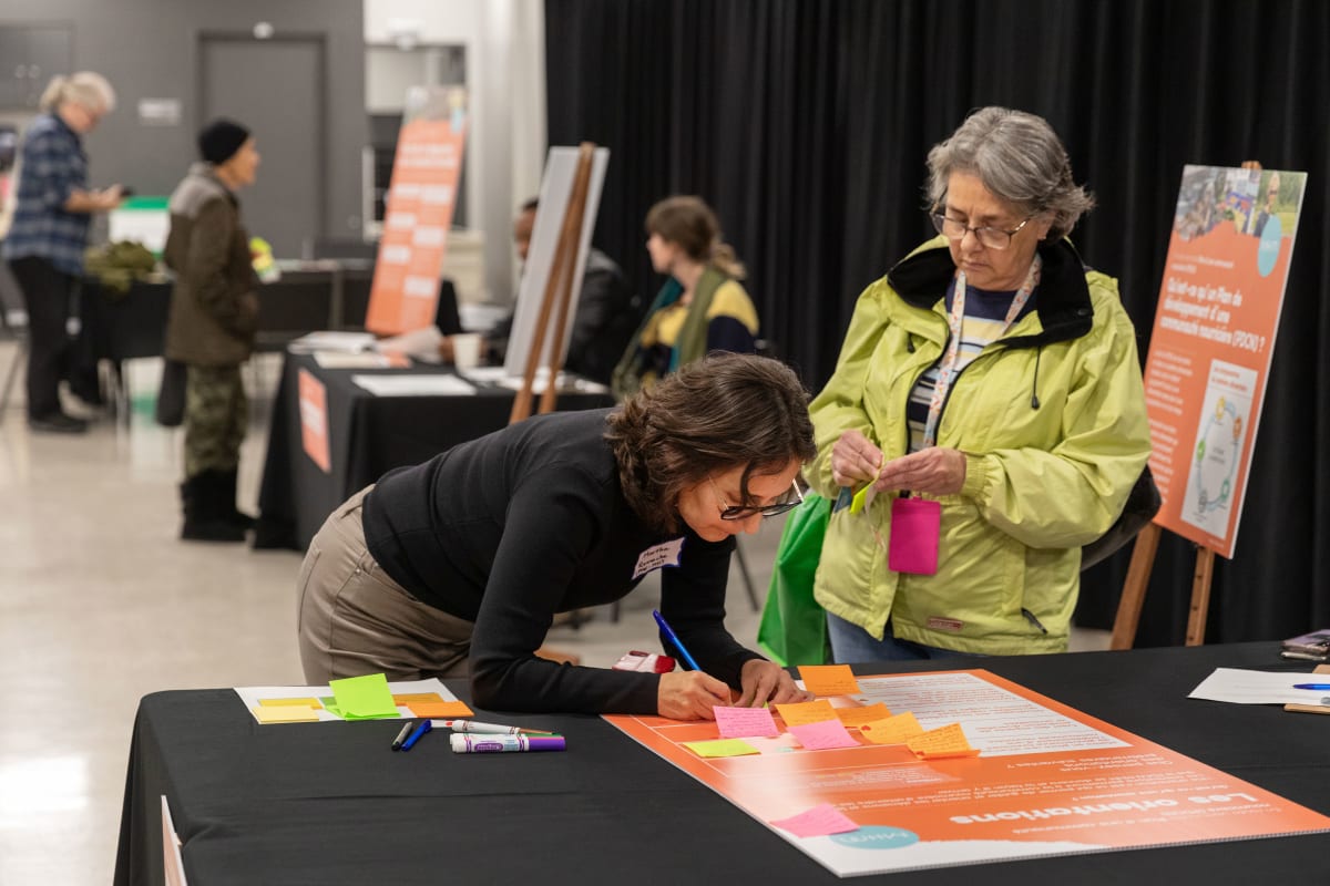 Une citoyenne commente les orientations proposées pour le Plan de développement d'une communauté nourricière lors du Forum sur la bouffe qui s'est tenu le 5 novembre 2024