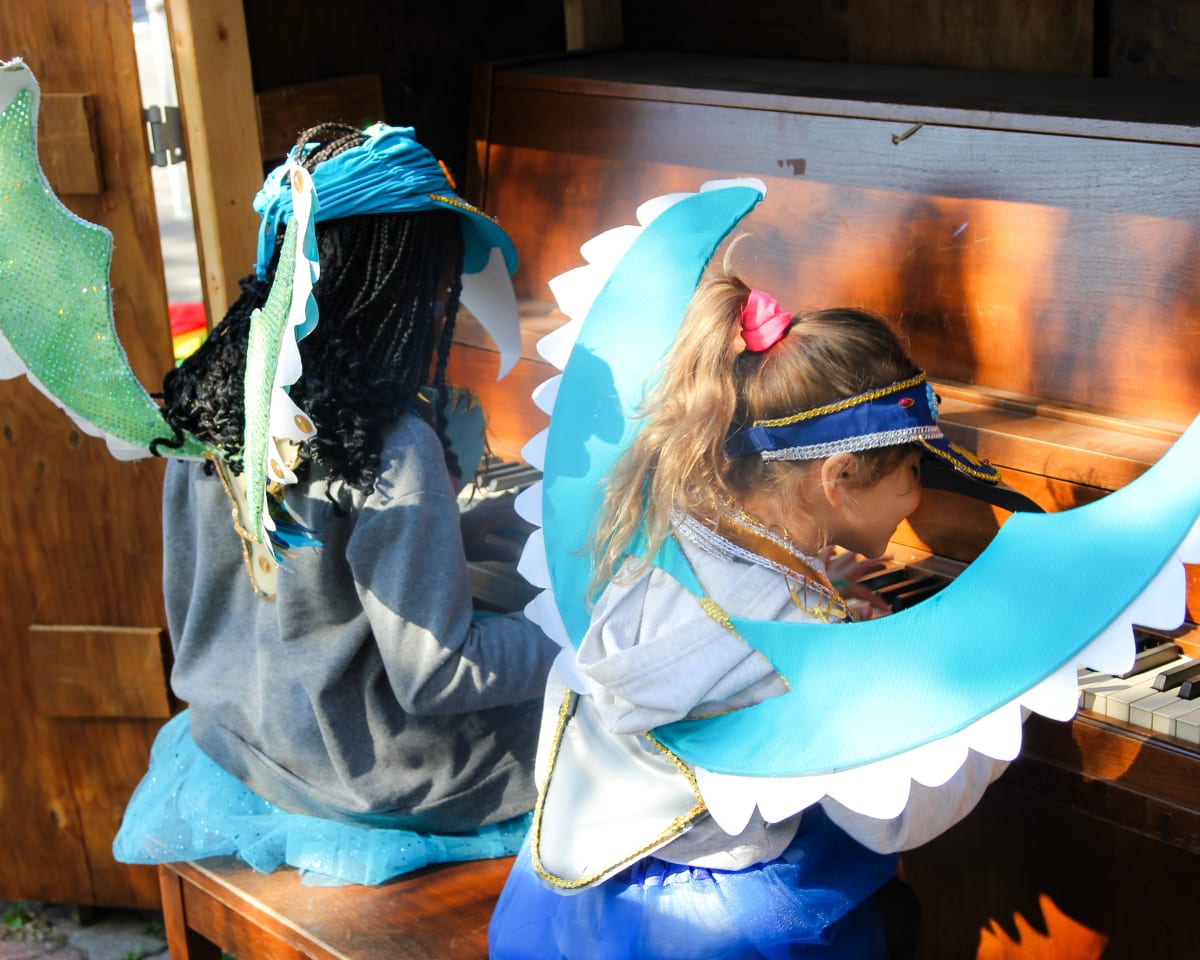 Enfants au piano public à Saint-Pierre en fête