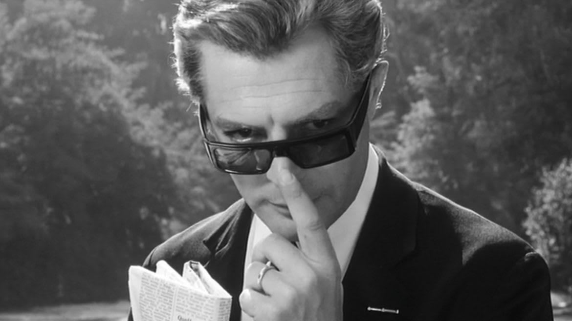 Image en noir et blanc d'un homme qui replace ses lunettes