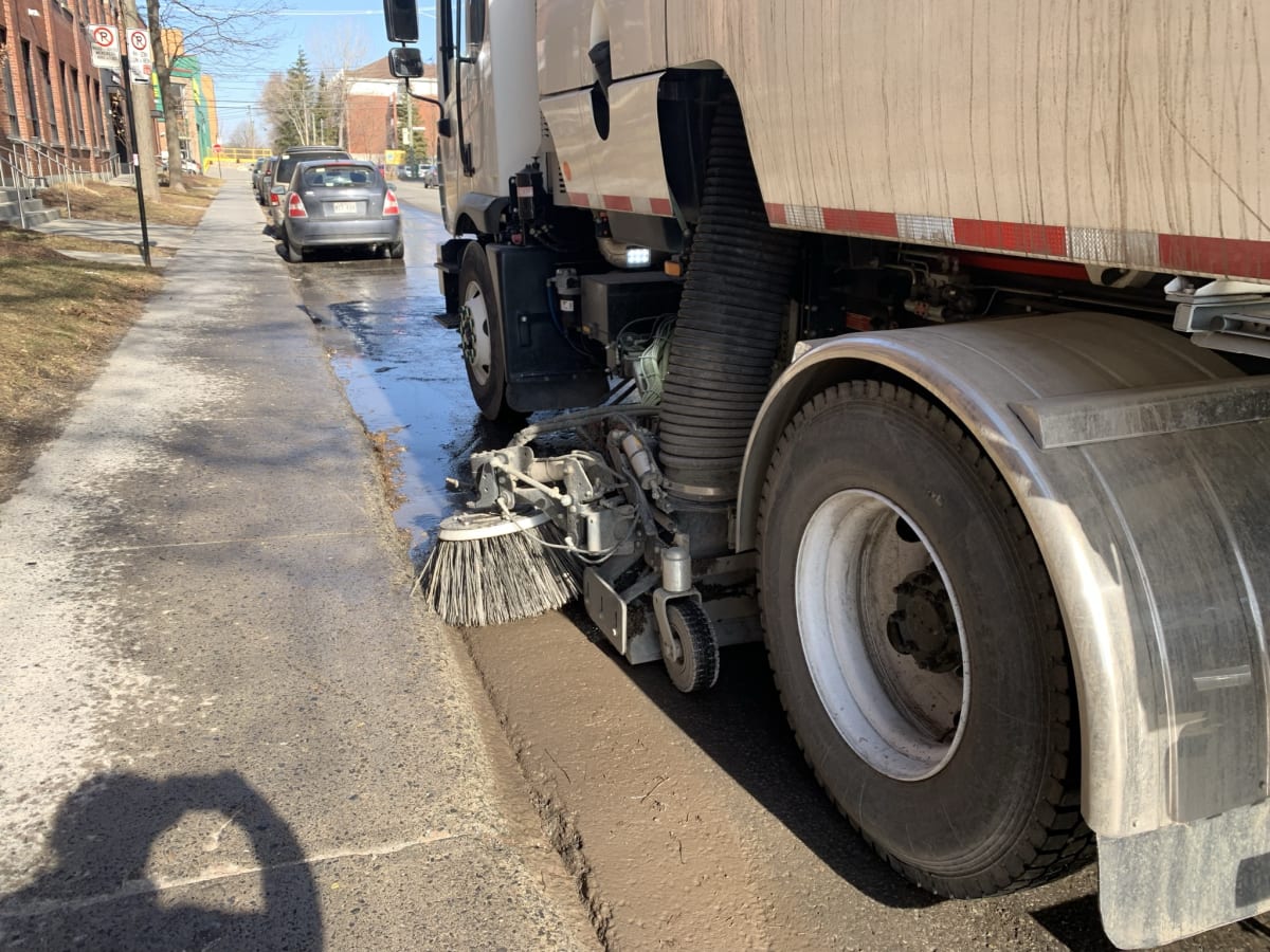 Gros plan sur la brosse d'un balai mécanique