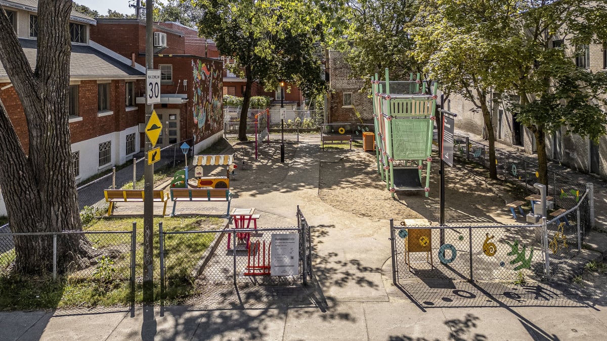 Photo montrant le parc Bloomfield vue de haut. On y aperçoit le carré de sable avec les modules, la glissoire, les balançoires et le nouveau mobilier coloré.