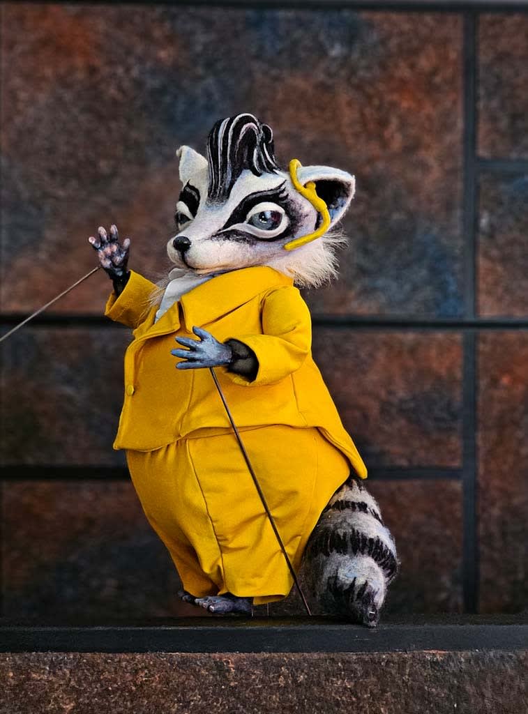 Marionnette de raton en costume jaune