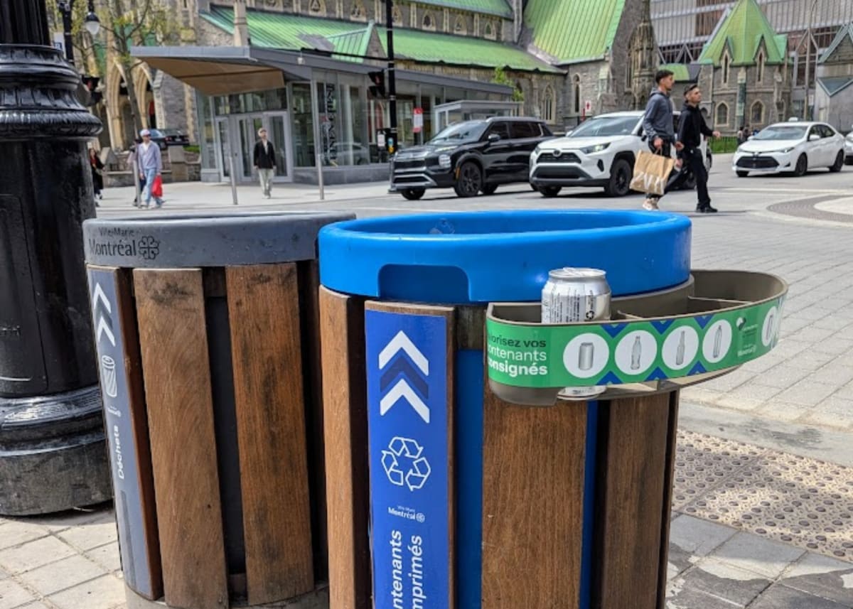 Poubelles avec arceau pour la récupération de contenants consignés