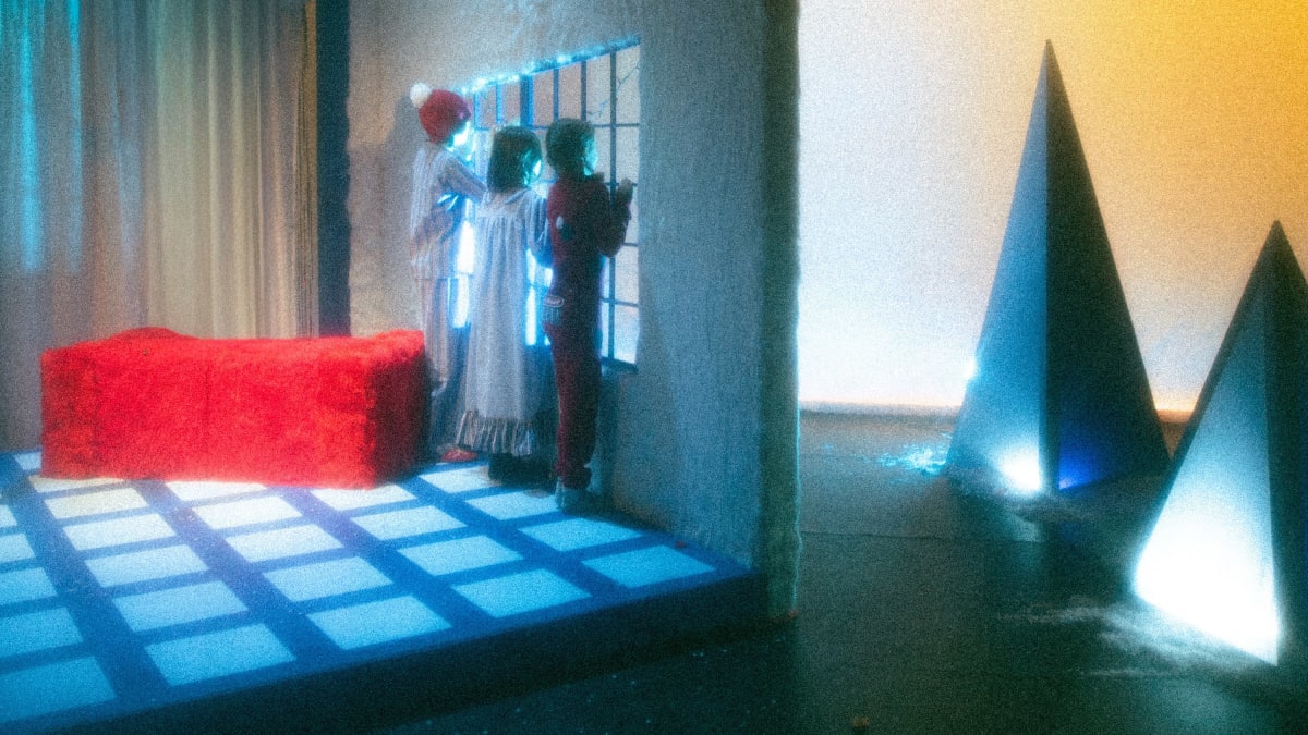 Trois enfant en pyjama regardent par la fenêtre dans une scène du spectacle Conte d'hiver du Ballet Opéra Pantomime.