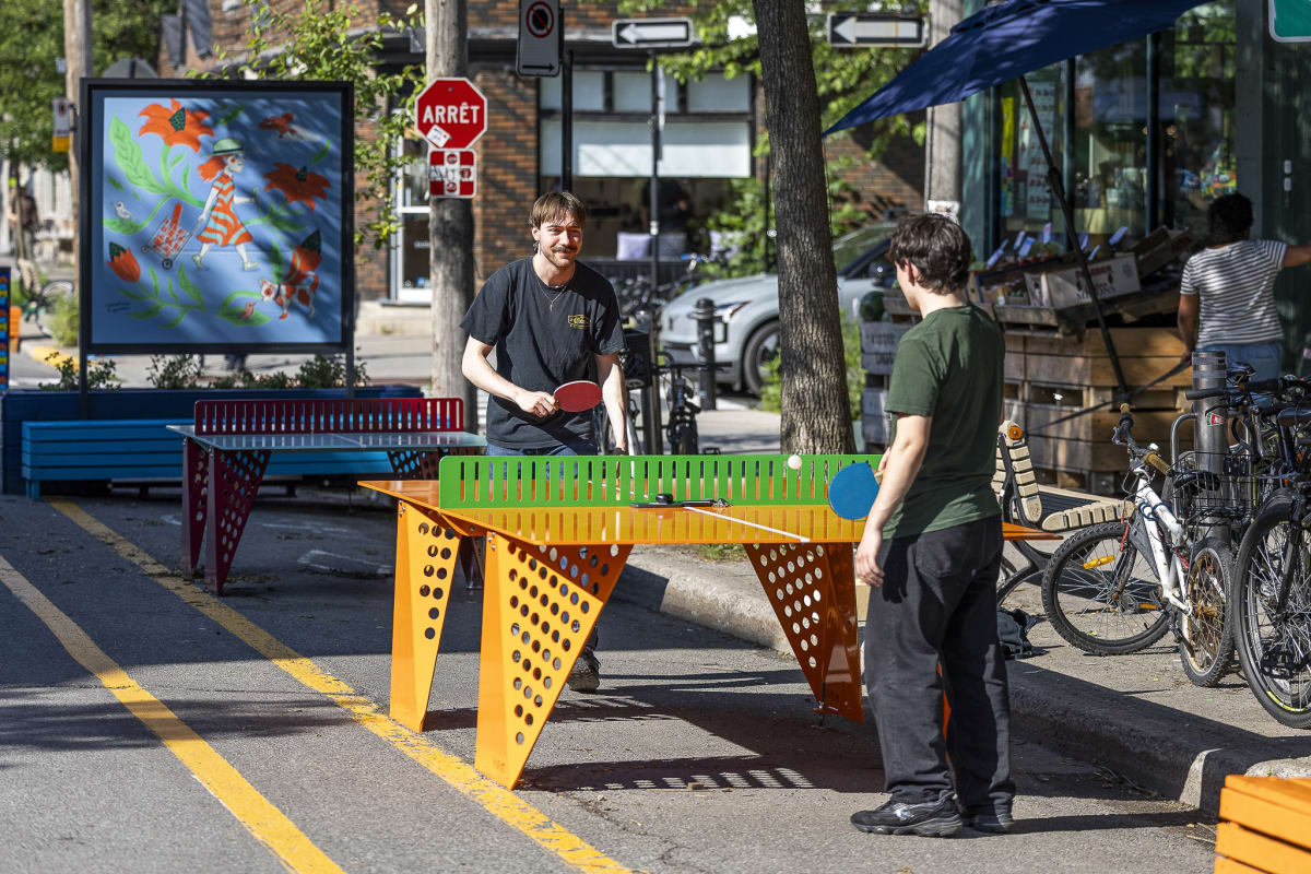 Photo montrant deux jeunes hommes jouant au ping-pong