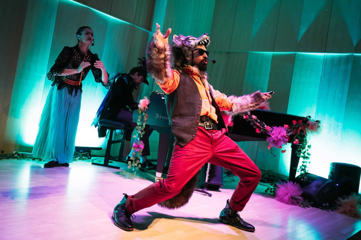 Acteur en performance portant un masque de loup