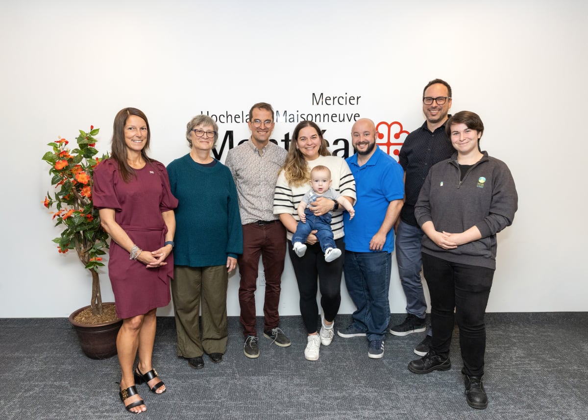 Des participants au programme avec des membres de l'équipe de MHM et la mairesse