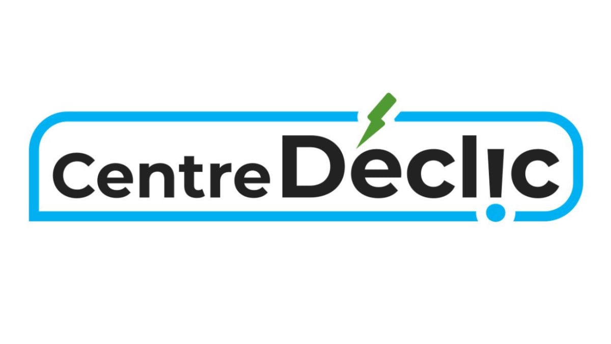 Le logo du Centre Déclic présente le nom de l'organisme en lettres noires, entouré d'un ovale bleu. L'accent du « é » dans Déclic est représenté par un éclair.