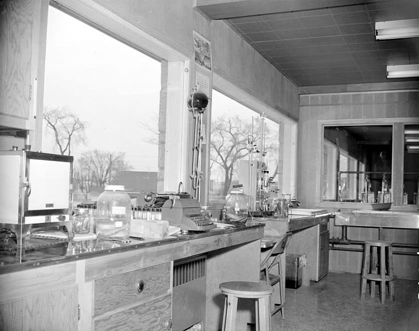 Vue intérieure du laboratoire de pisciculture à Lachine