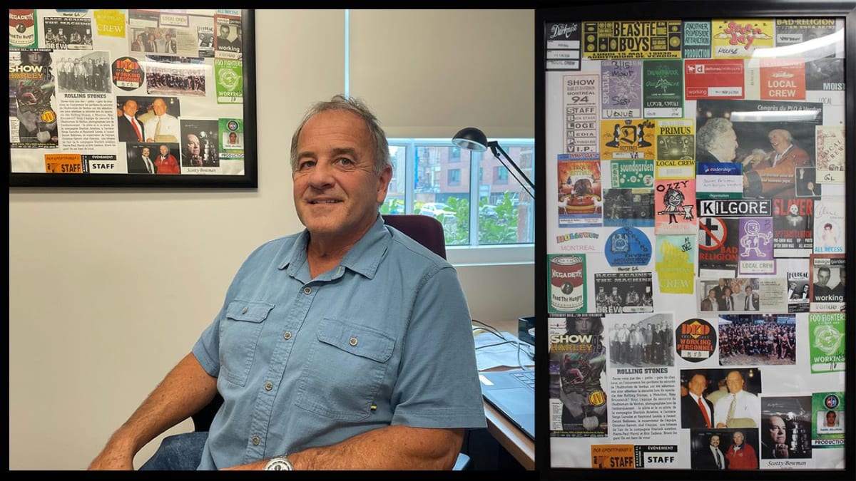 Daniel Belliveau assis dans son bureau, avec au mur, un cadre contenant plusieurs souvenirs amassés durant sa carrière.