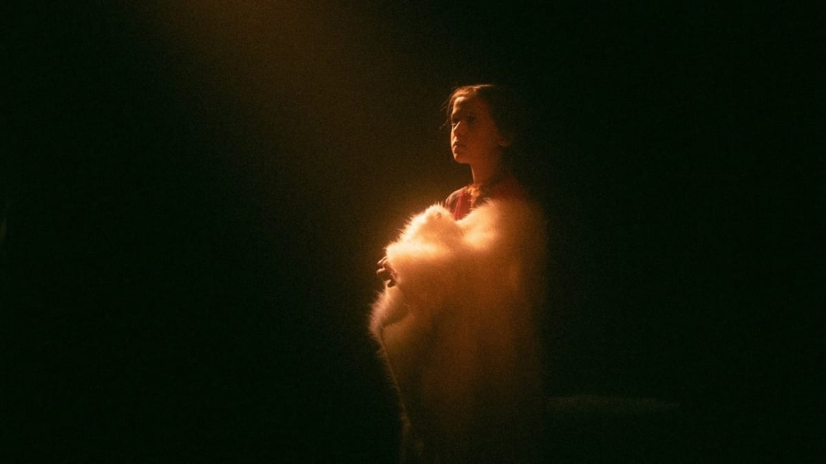 Jeune fille à la lumière du projecteur.