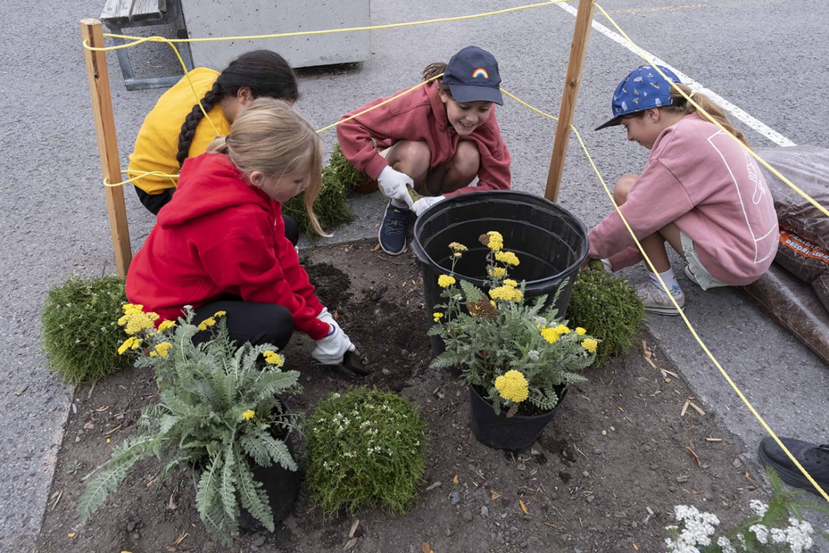 Des élèves participent à la plantation du nouveau site Bye Bye Béton! de l'école Marie-Favery.