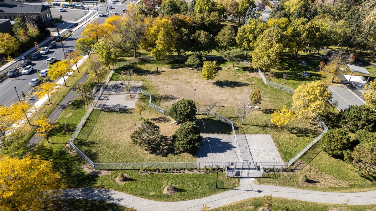 Photo aérienne montrant le parc à chiens réaménagé avec ses deux espaces et ses entrées séparées