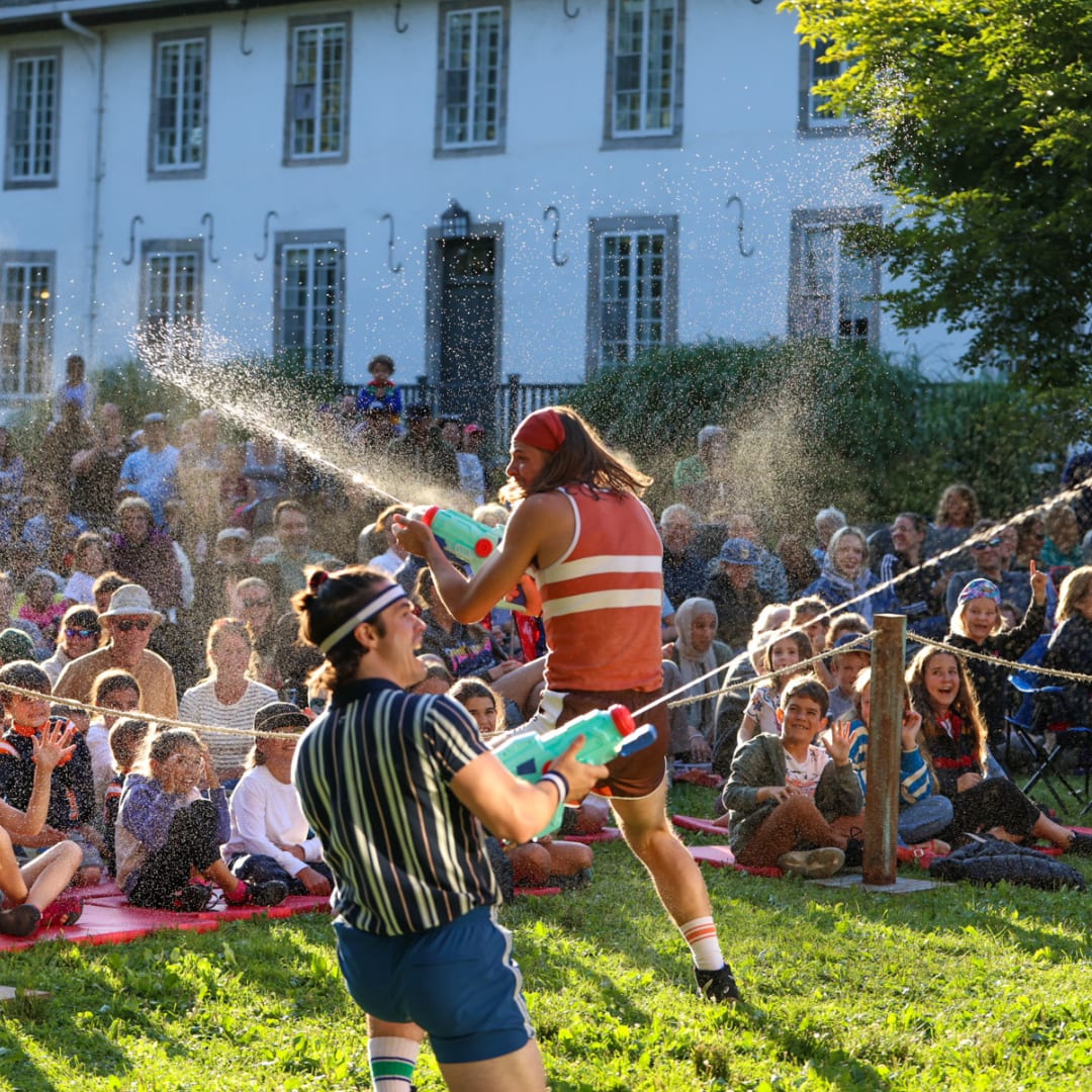 Photo des artistes en plein bataille d'eau