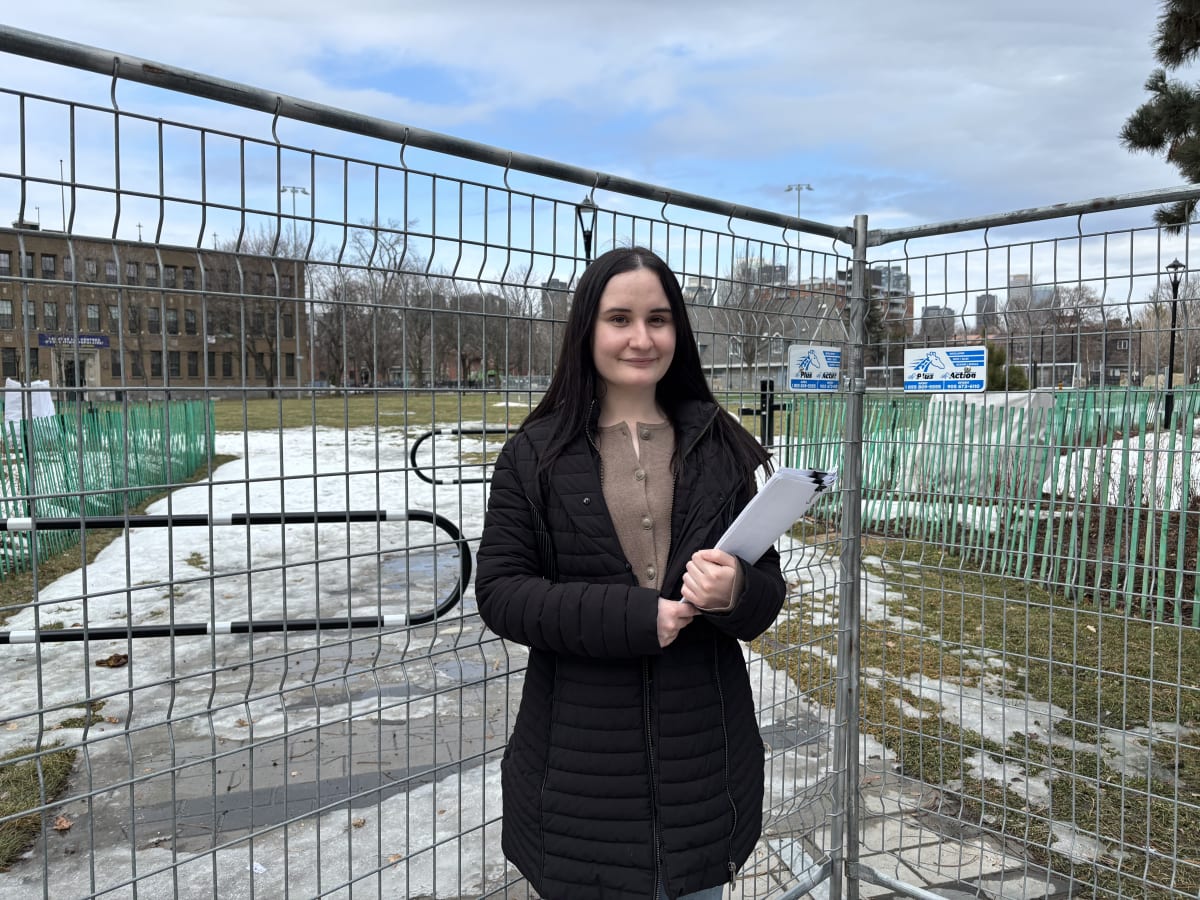 Cristina devant le chantier du Parc Vinet