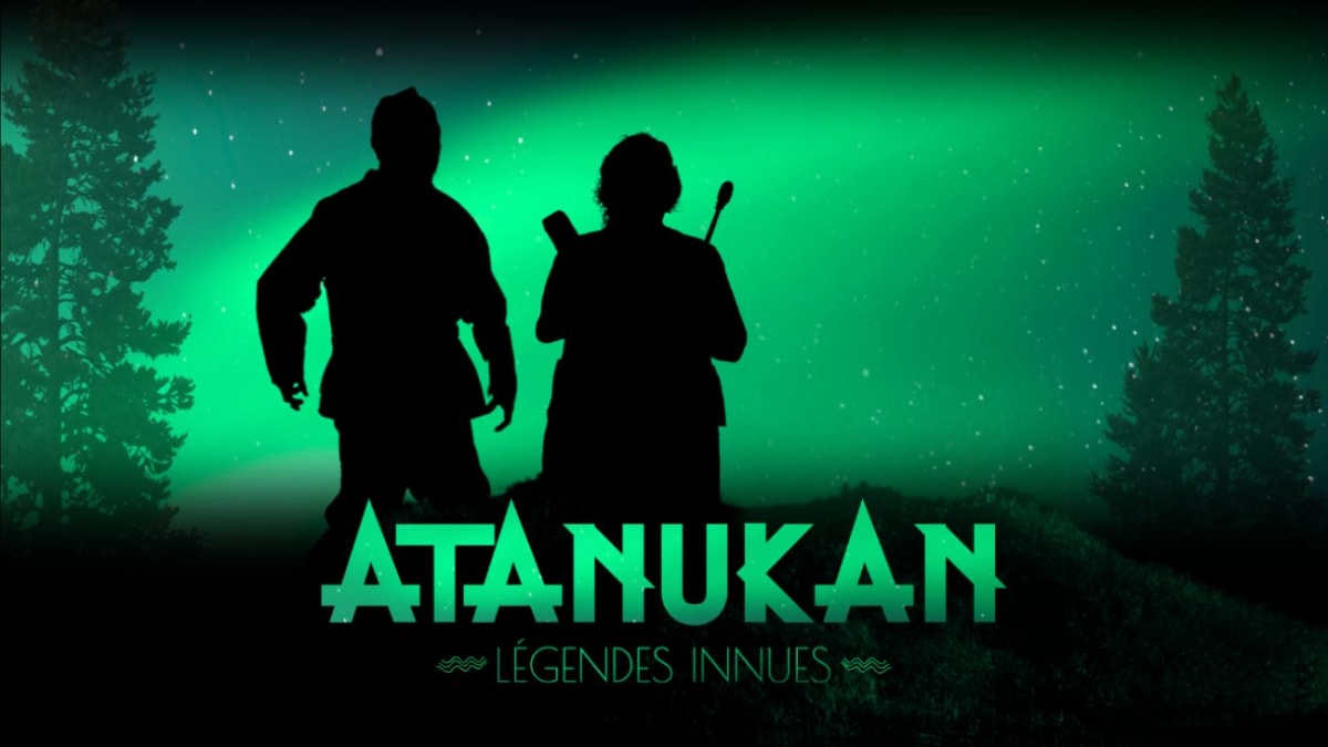 Deux silhouettes devant une aurore boréale