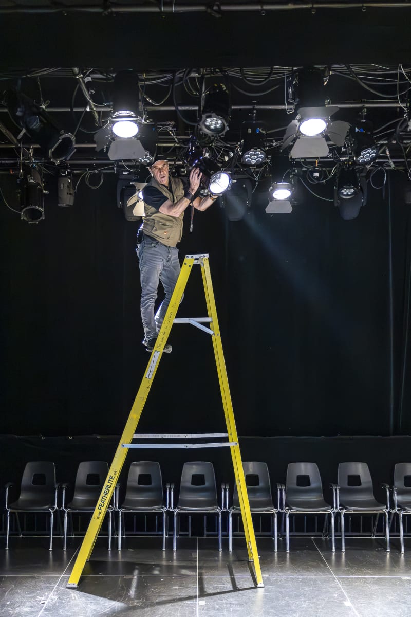 Éric Poulin est monté dans une échelle pour faire le montage.