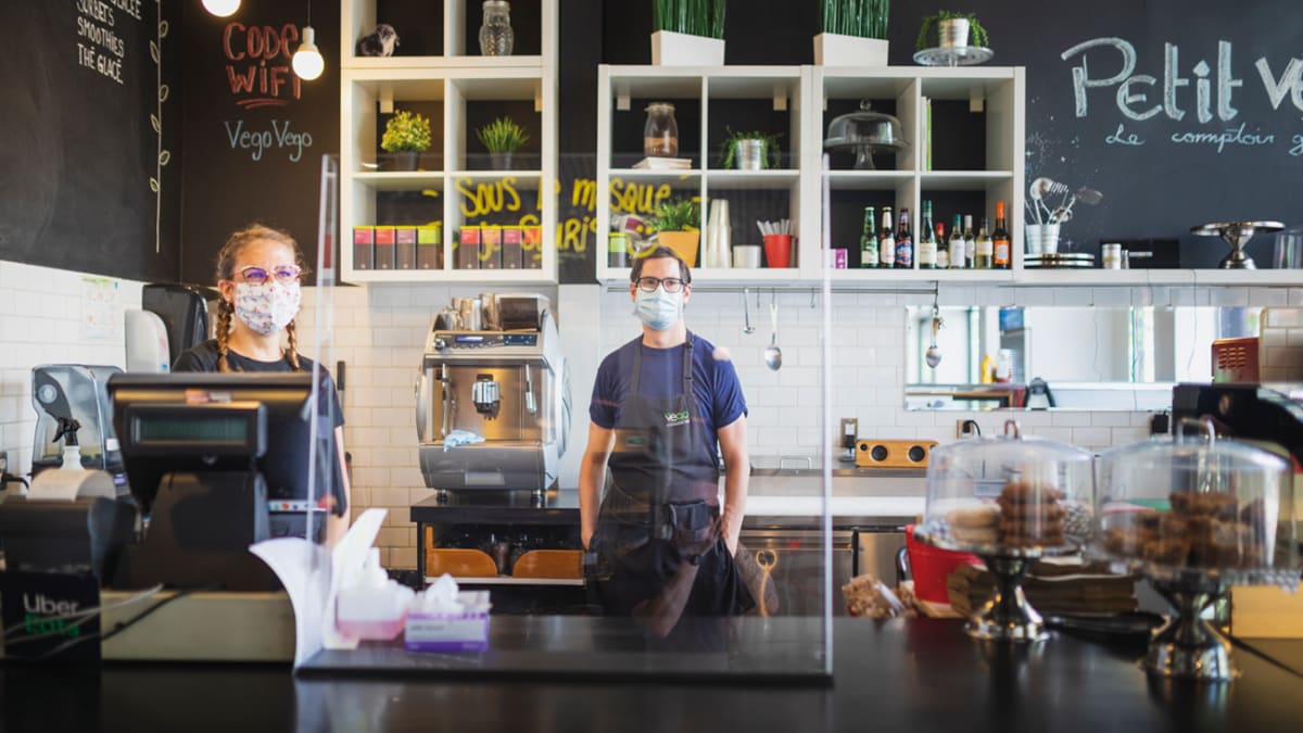 Des employés dans un café du centre-ville.