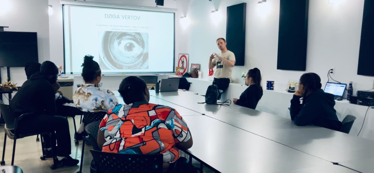 Atelier 1: Introduction au cinéma, par Mathieu Pierre, médiateur de L'OEIL CINÉMA. Crédit: Culture LaSalle.