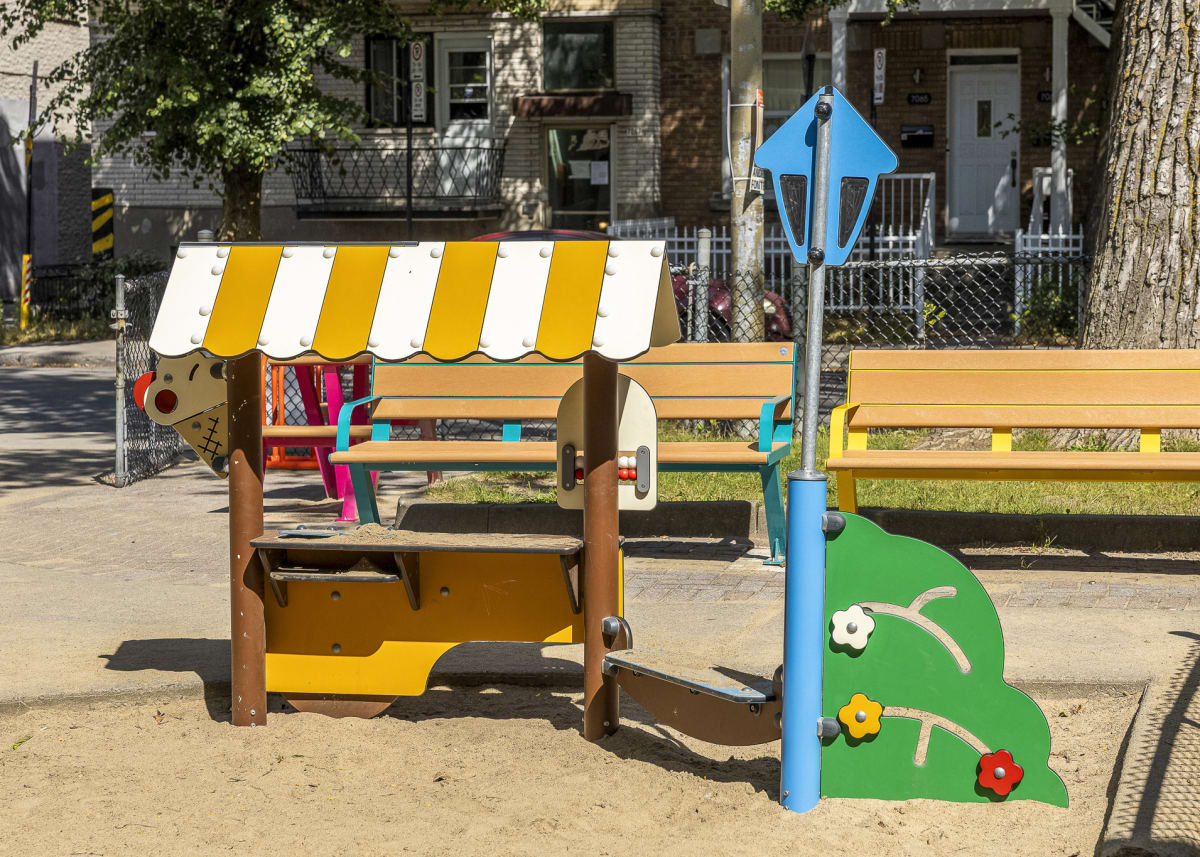 Photo montrant le module de jeu en forme de kiosque de crème glacée accompagnée d'un jeu en bois de la forme d'un buisson pour pratiquer la motricité fine