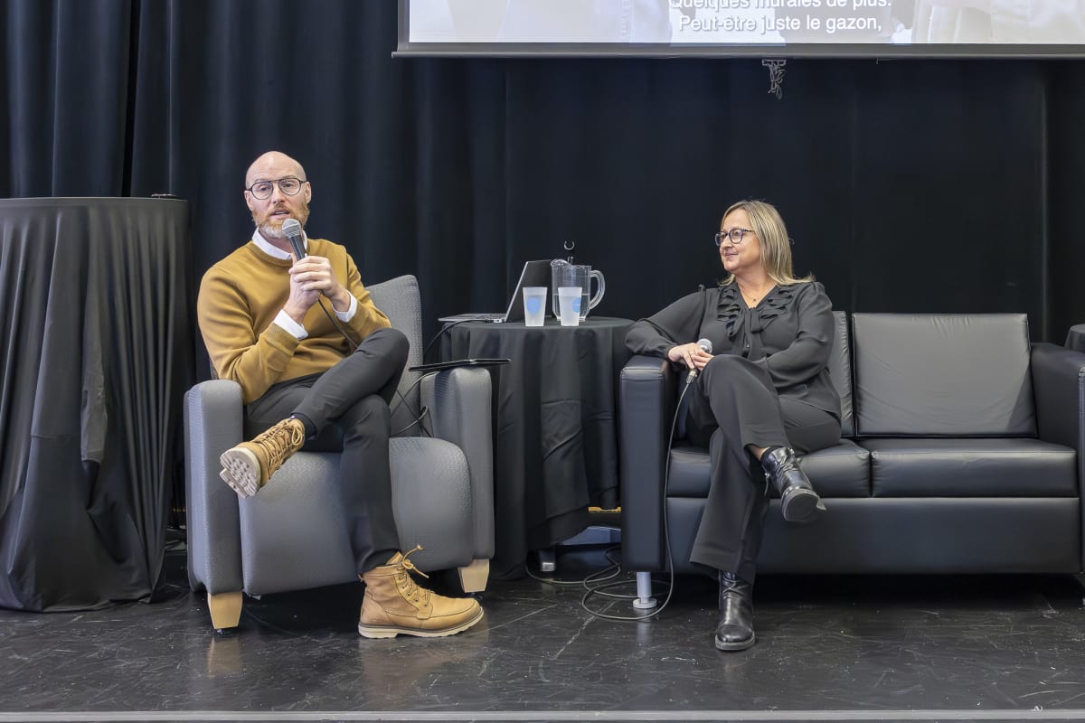 Photo d'Hélène Veilleux (directrice générale) et Marc-André Carignan (responsable de projets - aménagement signature) de la Société de développement commercial (SDC) District central qui donnaient une conférence dans le cadre de l'événement ASLP en réseau, le 18 novembre 2025