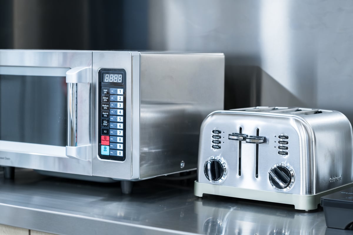 Micro-onde et grille-pain modernes