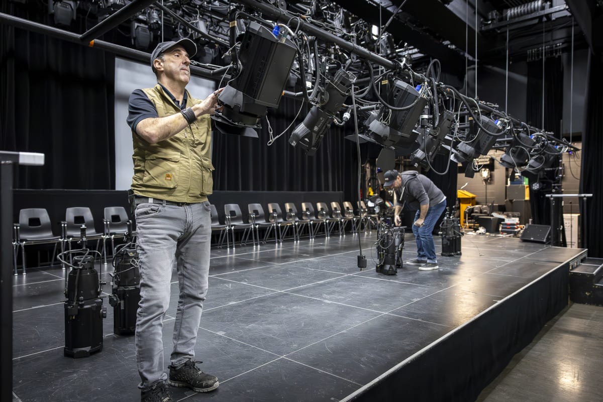 Éric et Jimmy font le montage sur la scène.