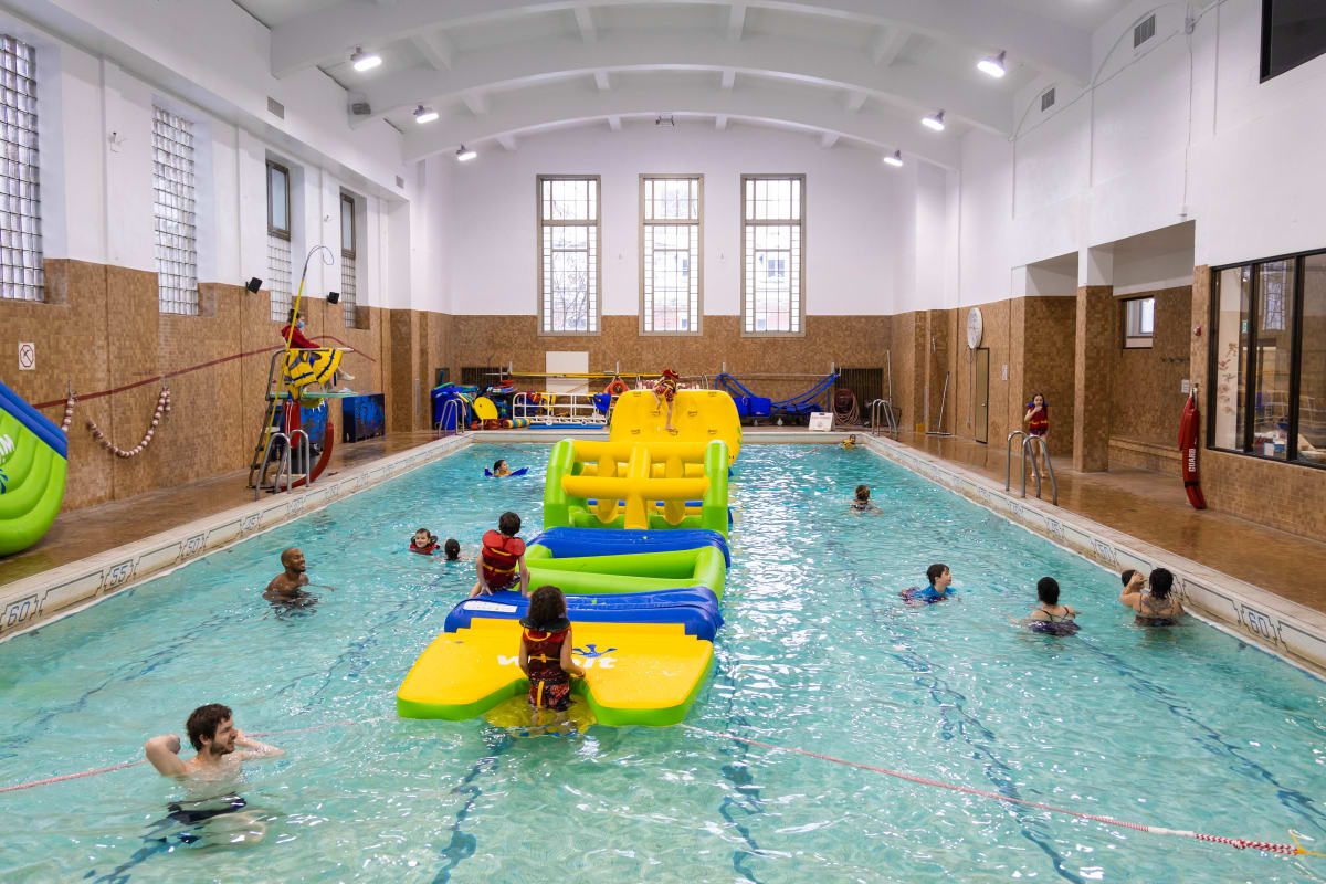 Activité récréative dans le bain Quintal avec un parcours gonflable sur l’eau.