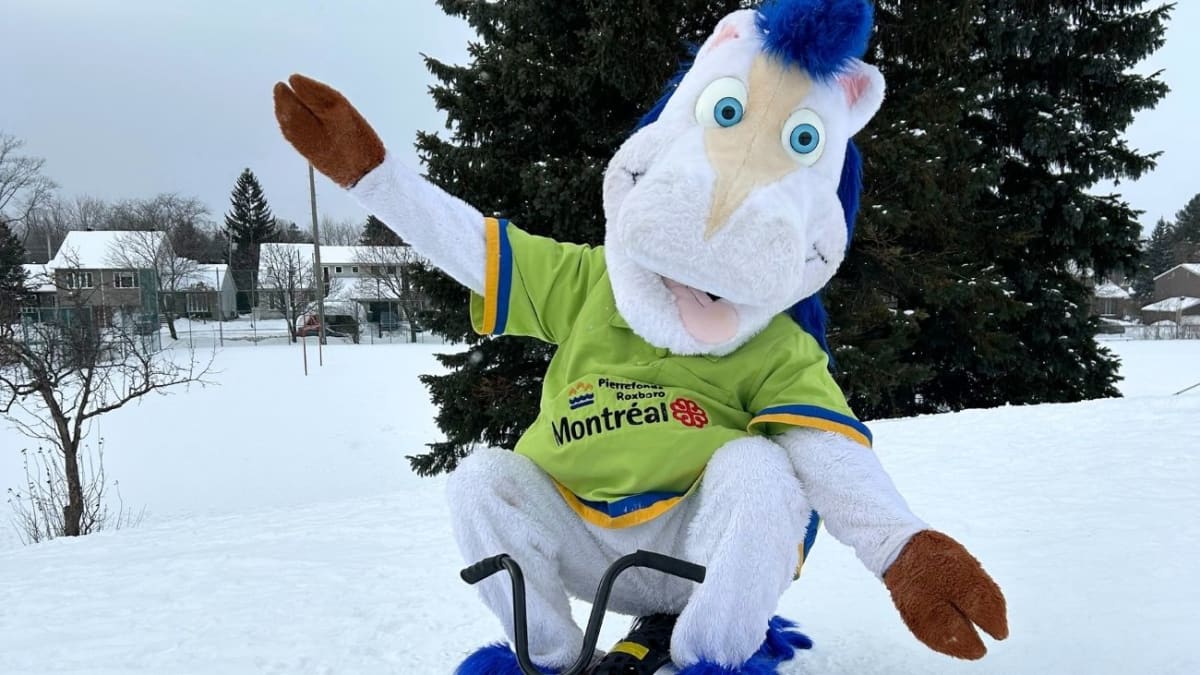 La mascotte de Pierrefonds-Roxboro, Tigalo, s'amuse dans la neige.
