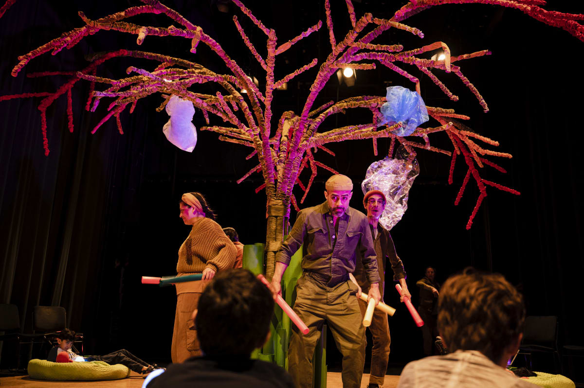 Activité ludique autour d’un arbre coloré sur scène