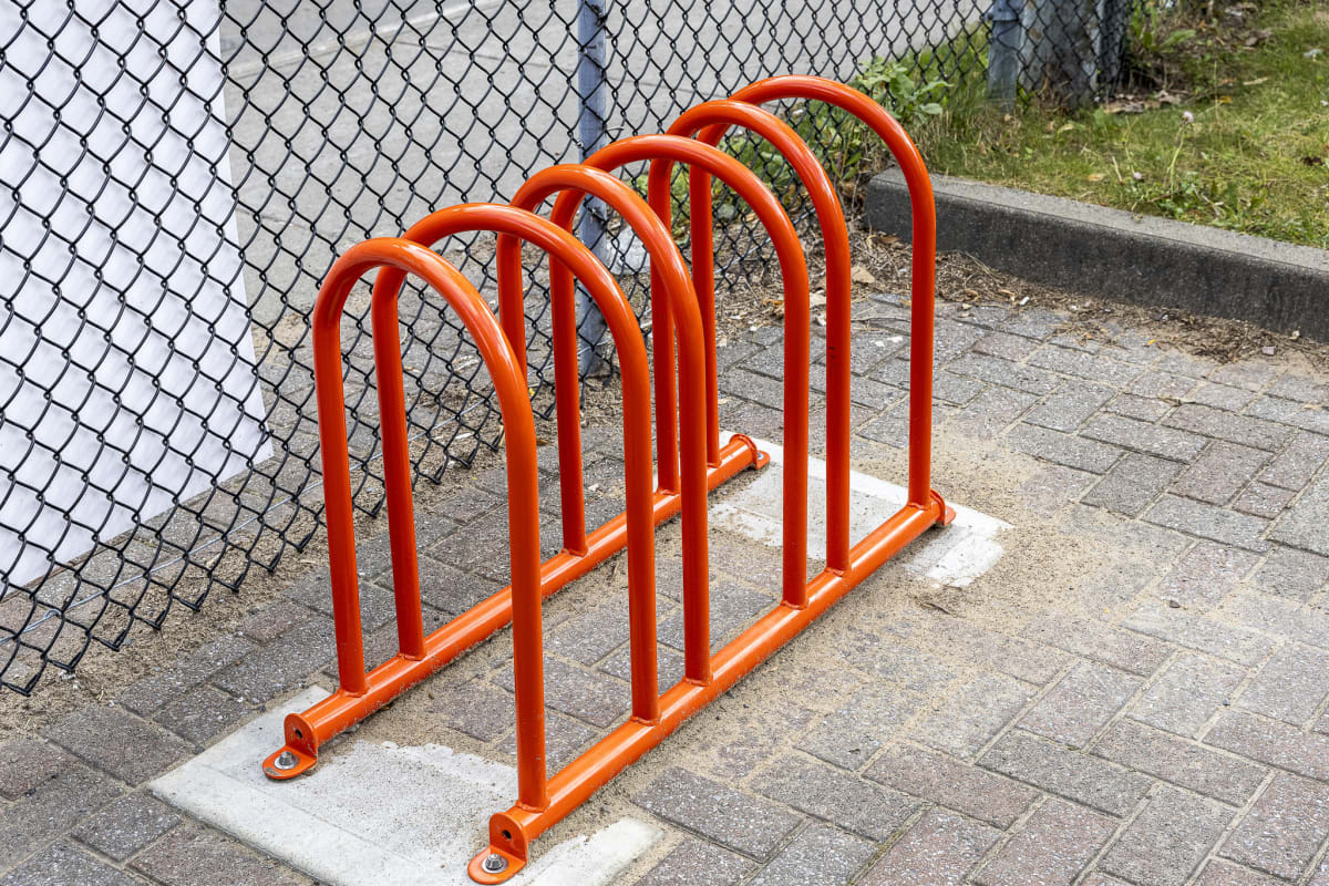Photo des supports à vélo en métal de couleur orange