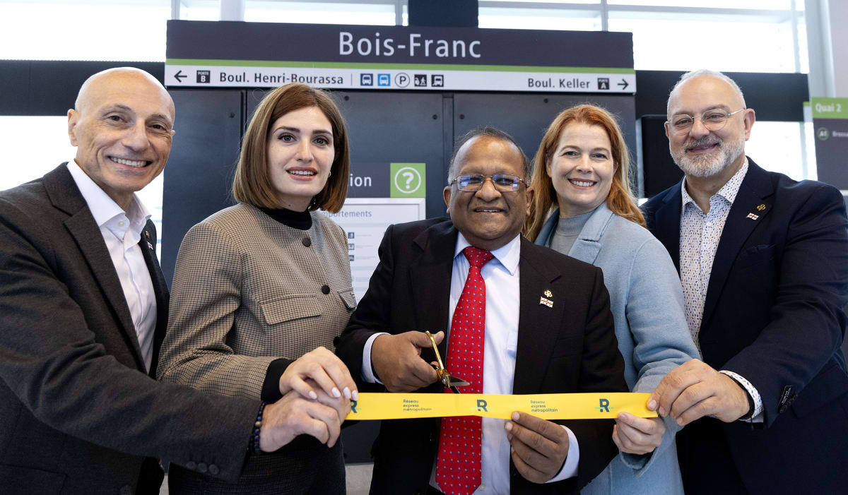 La coupure de ruban officielle à la station Bois-Franc en novembre pour marquer l’ouverture de l’antenne Deux-Montagnes du Réseau express métropolitain compte parmi les faits saillants de Saint-Laurent en 2025.