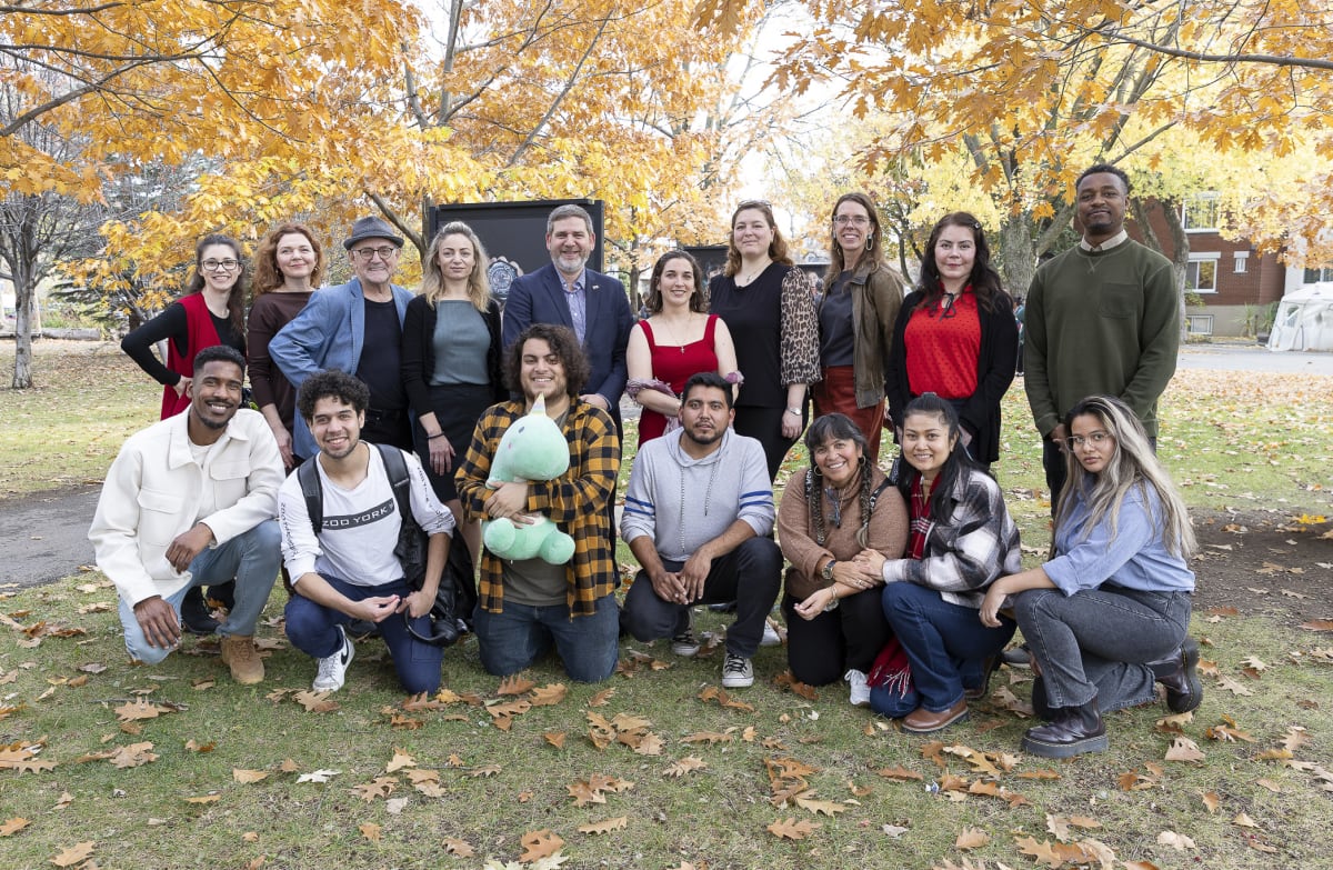 Invités au vernissage de l'exposition Des mots qui voyagent au parc François-Perrault