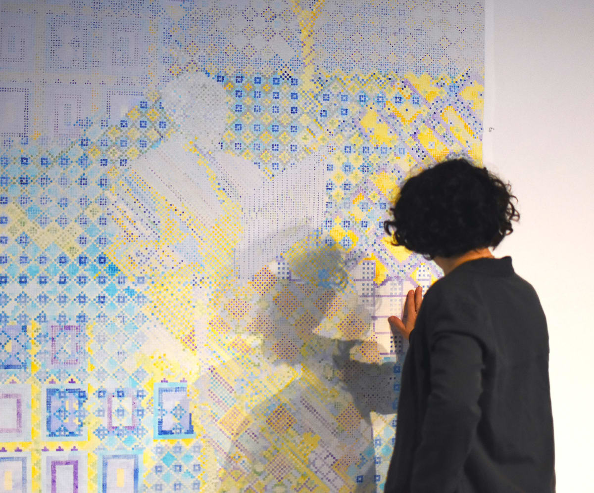 L'artiste et son ombre devant son œuvre