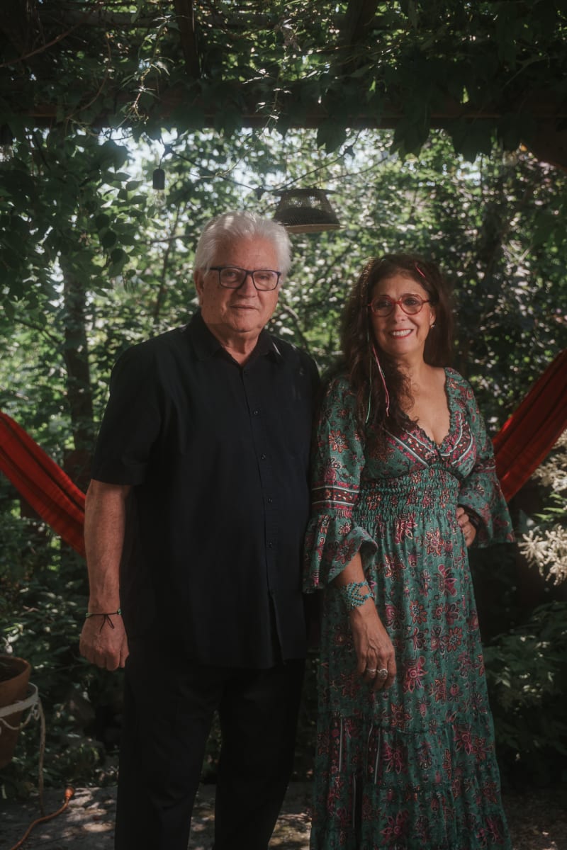 Deux artistes sourient à la caméra