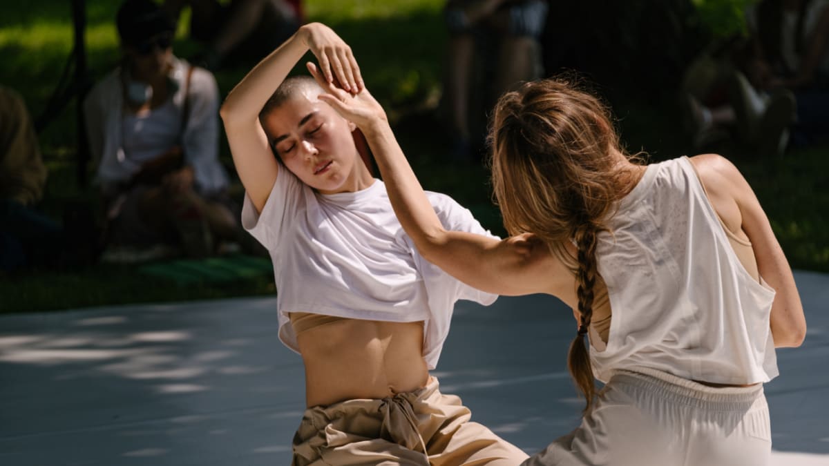 Deux danseuses en mouvement dans le cadre d'un spectacle de danse.