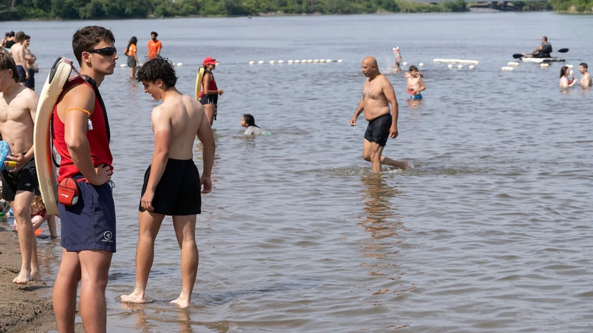Sauveteur debout dans la zone de baignade surveillée à la plage urbaine de Verdun.