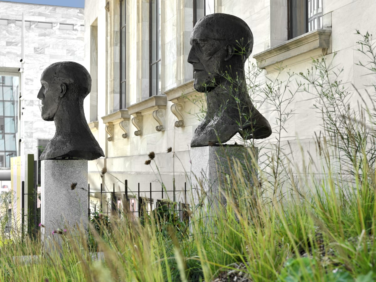 Espaces verts du MBAM. Sculptures : Elisabeth Frink (1930-1993), In memoriam I et In memoriam II, 1981,. MBAM, don à la mémoire de Barry Seymour Boyd, à l'occasion du 150e anniversaire du Musée des beaux-arts de Montréal