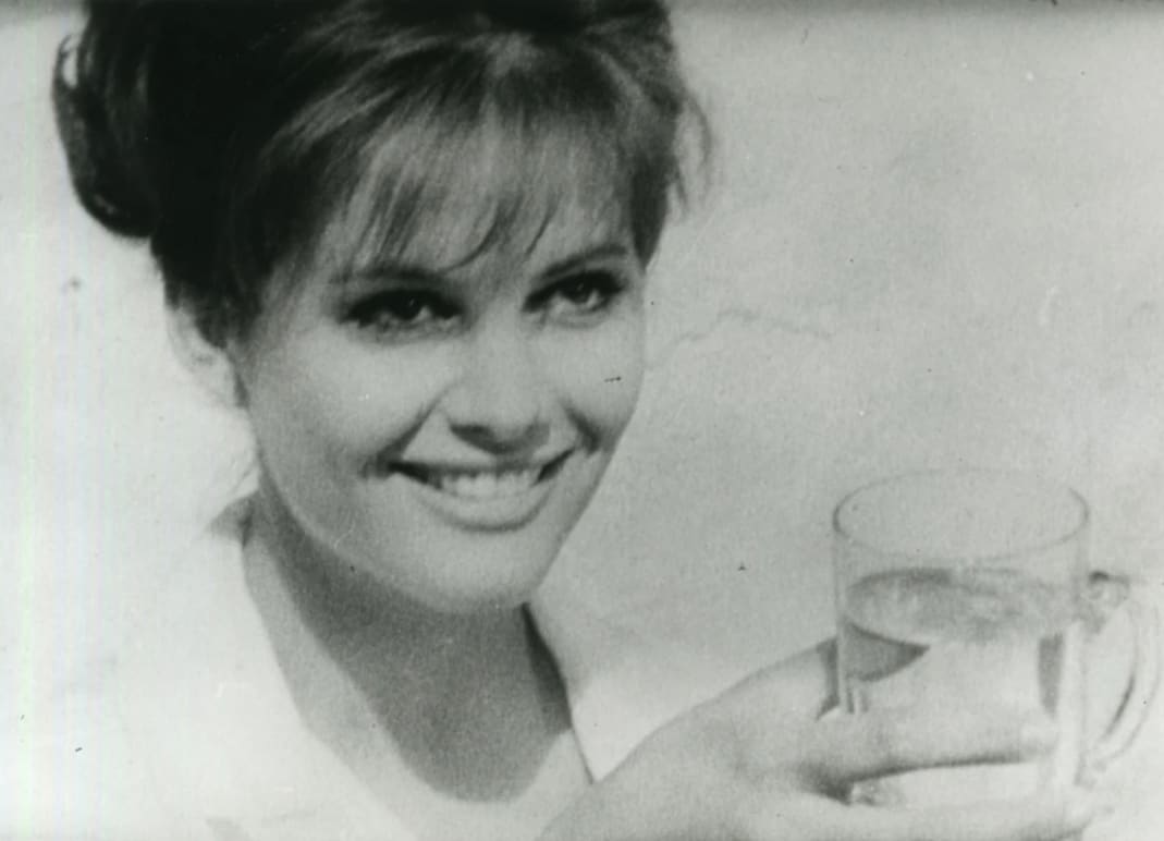 Image en noir et blanc d'une dame qui sourit
