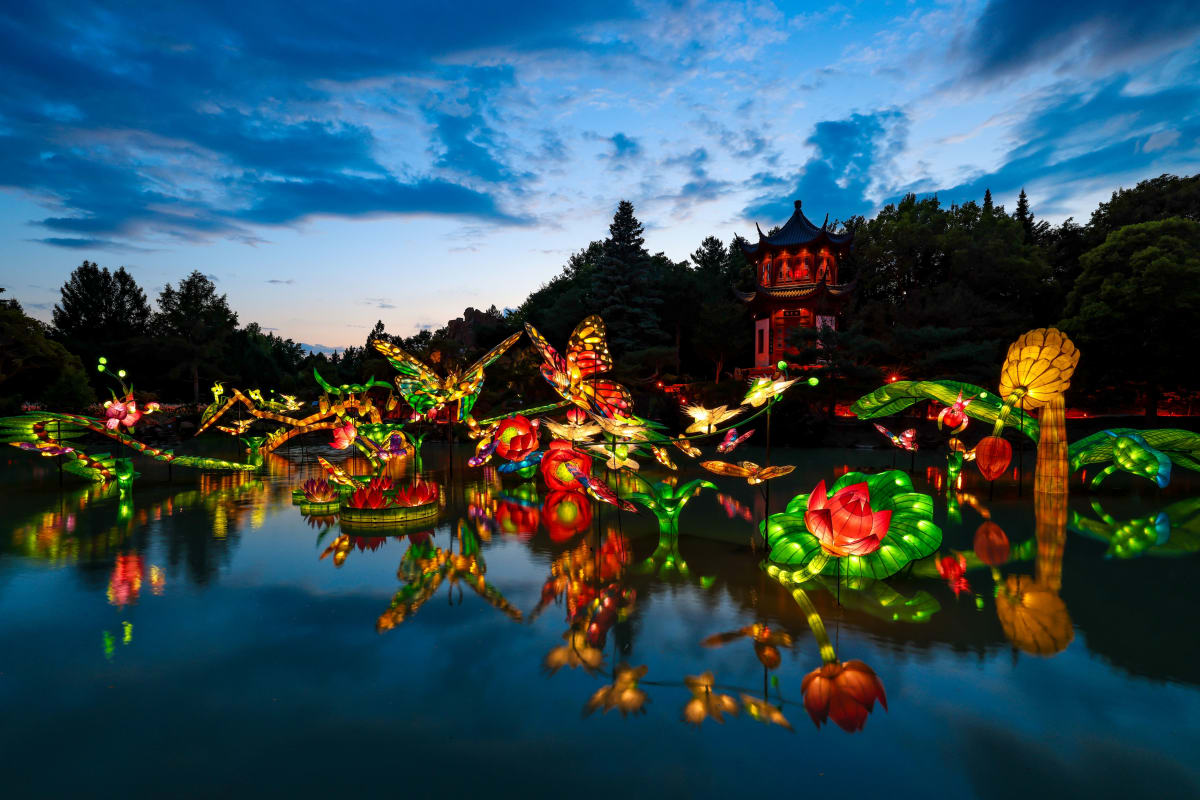 Structures lumineuses sur un lac